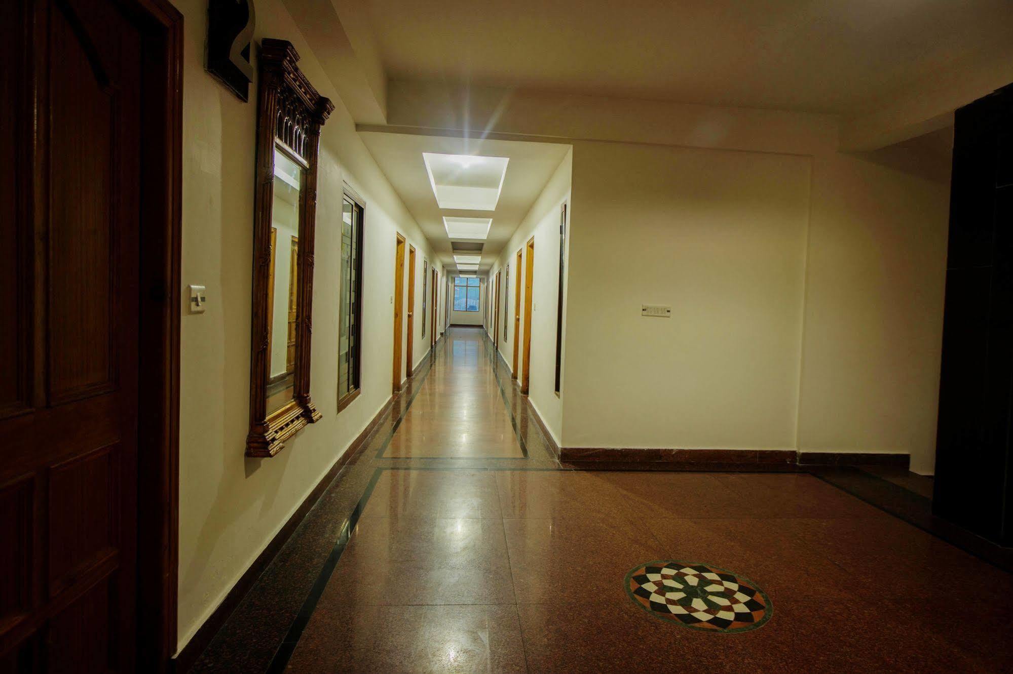 Kalinga Grand Hotel Manāli Екстериор снимка